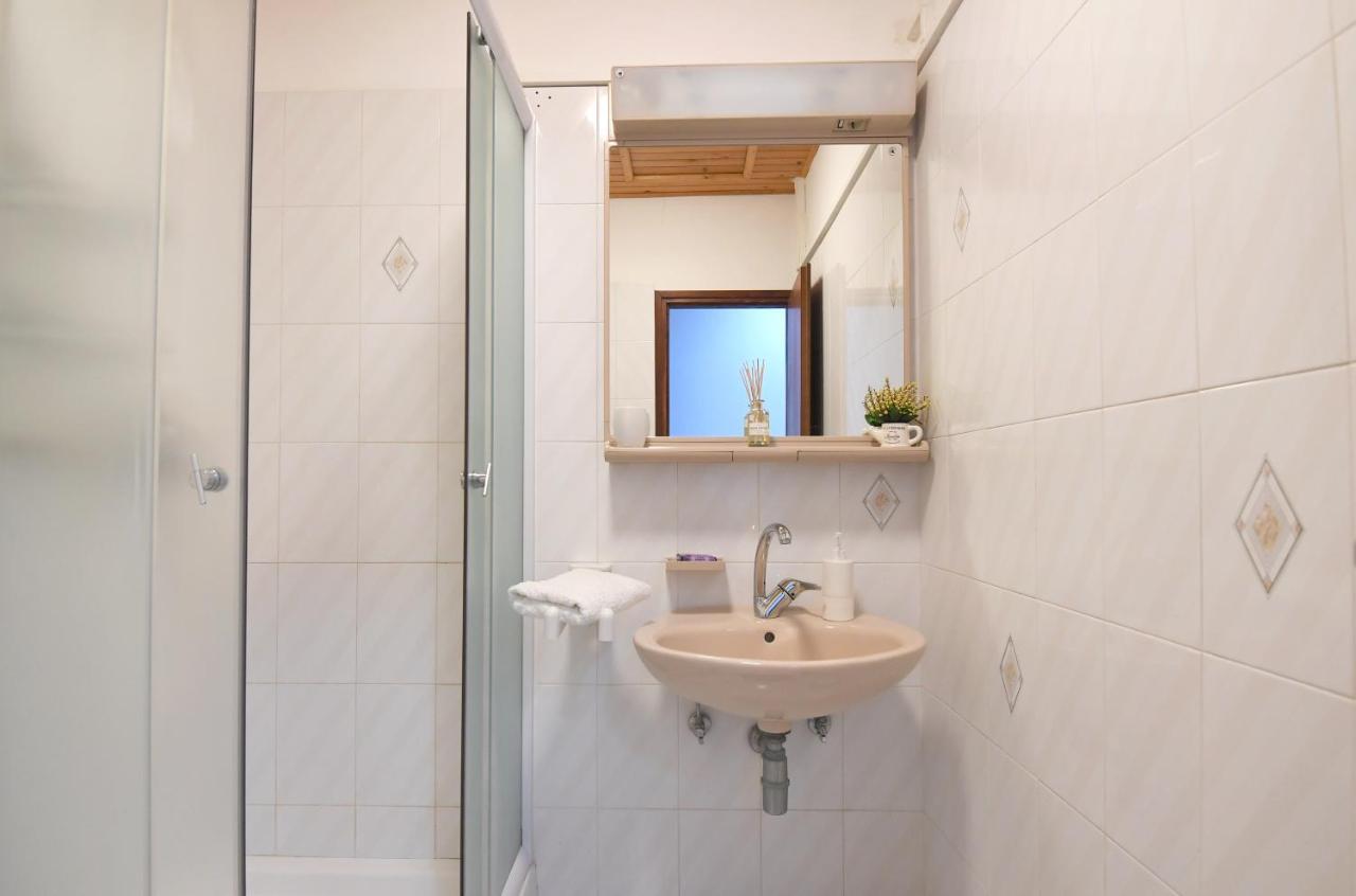 Apartmani Erna Pašman Exterior foto